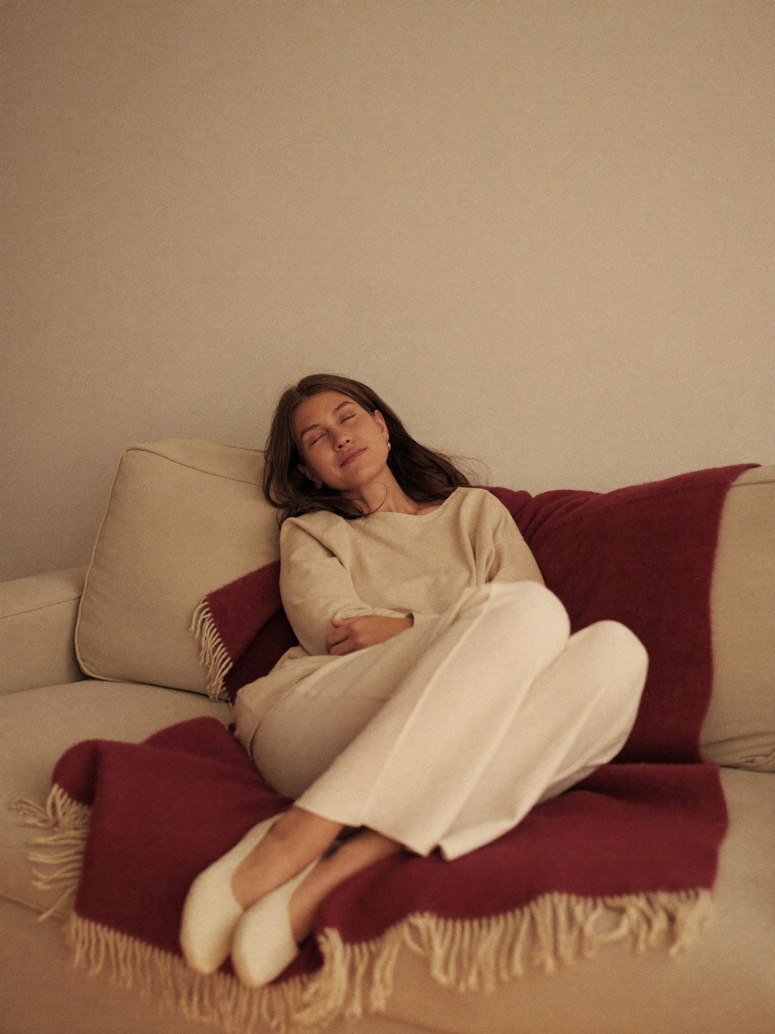 A woman resting calmly and comfortably at home during a relaxed recovery